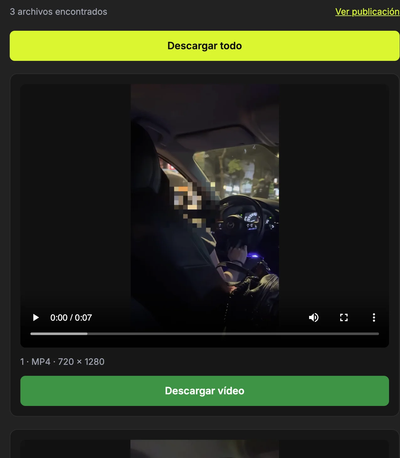 Tres adjuntos de video con números y controles individuales.